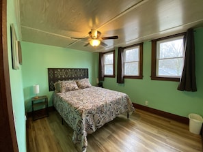 2 habitaciones, escritorio, tabla de planchar con plancha y wifi gratis 