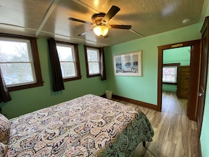 2 habitaciones, escritorio, tabla de planchar con plancha y wifi gratis 