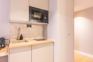 Geladeira, micro-ondas, cooktop, cafeteira/chaleira