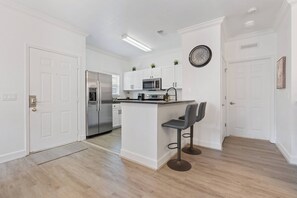 Fridge, microwave, oven, stovetop - Cozy 4Bedrooms At Lucaya- 7 miles from Disney (Kissimmee)