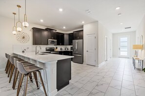 Refrigerador, microondas, horno, placa de cocina