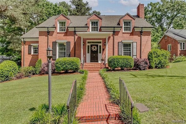 Exterior - The Saban of Sherwood with a Pool located 0.9 miles from Bryant Denny Stadium (Tuscaloosa)