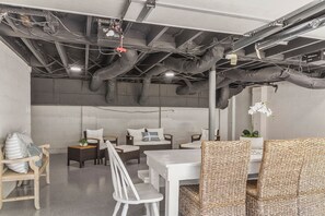 Interior - The Saban of Sherwood with a Pool located 0.9 miles from Bryant Denny Stadium (Tuscaloosa)