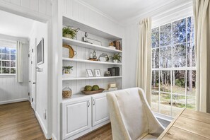 Interior - The Saban of Sherwood with a Pool located 0.9 miles from Bryant Denny Stadium (Tuscaloosa)