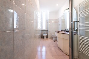 Douche, sèche-cheveux, bidet, serviettes fournies