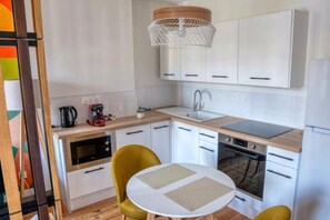 Køleskab, mikrobølgeovn, ovn, kogeplade