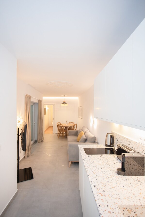 Apartamento | Cocina privada | Frigorífico, microondas, placa de cocina y lavavajillas