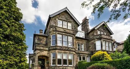 Luxury Harrogate townhouse apartment with parking