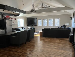 Een smart-tv en een open haard