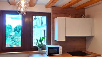 Réfrigérateur, micro-ondes, four, plaque de cuisson