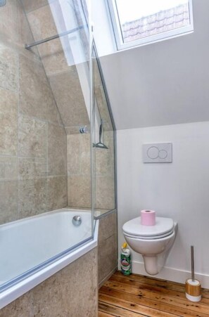 Toallas, jabón, shampoo, papel de baño 