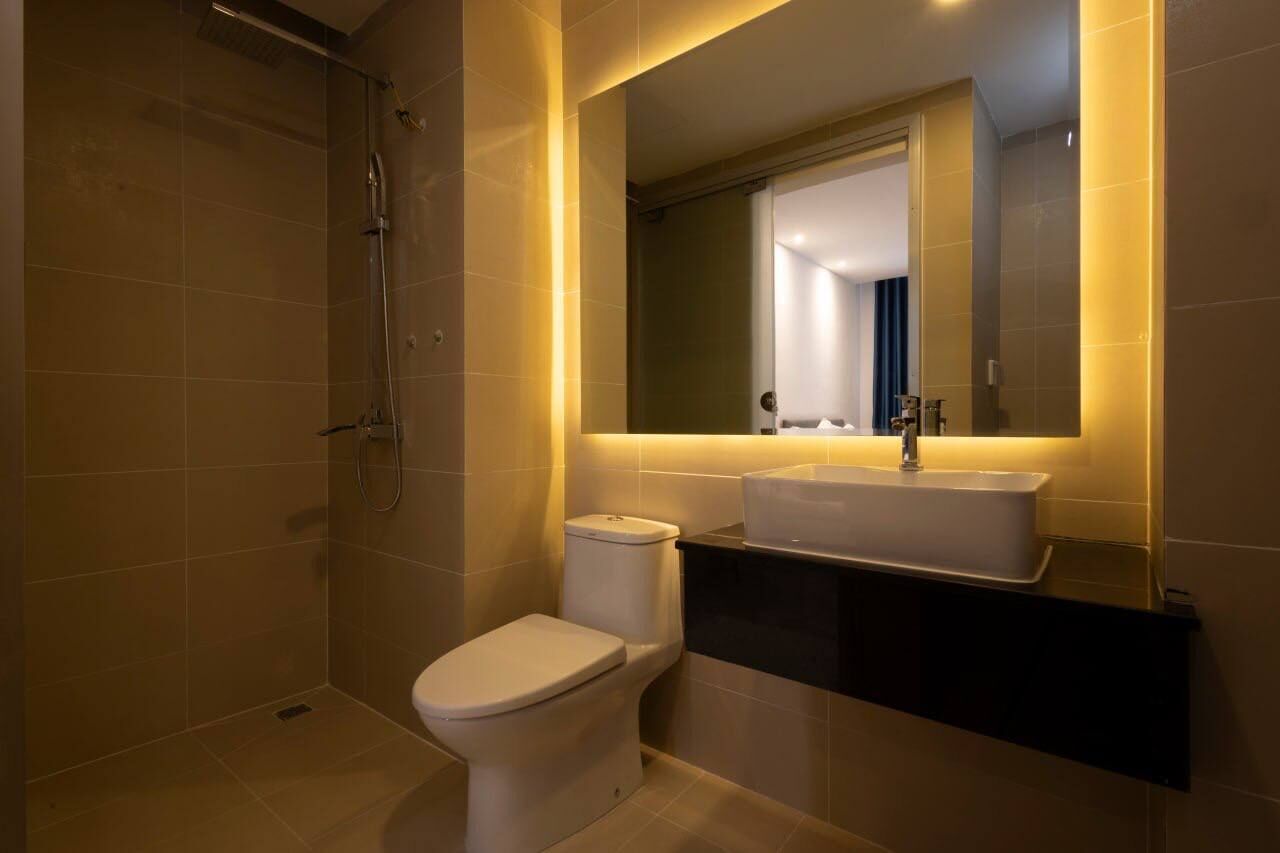 Un baño moderno con ducha, inodoro y lavabo.