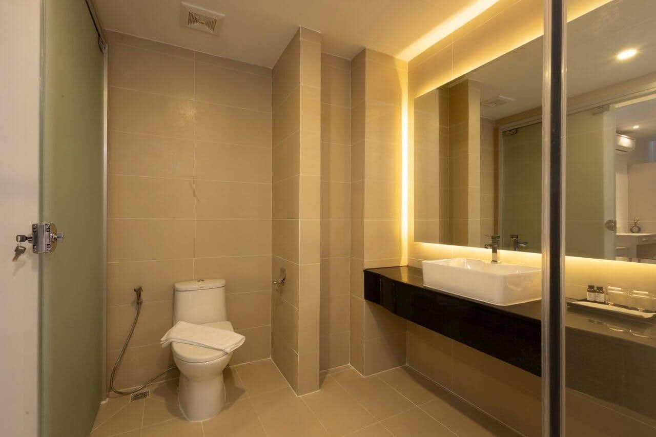 Ein modernes Badezimmer mit Toilette, Dusche und Waschbecken mit Spiegel.