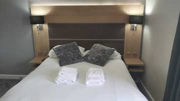 6 habitaciones, escritorio y tabla de planchar con plancha