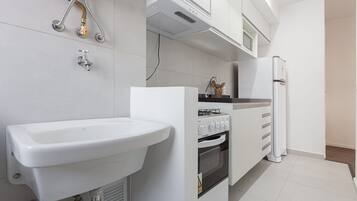 Refrigerador, microondas, horno y cafetera y tetera