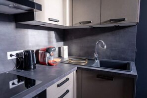 Geladeira, micro-ondas, fogão, cooktop