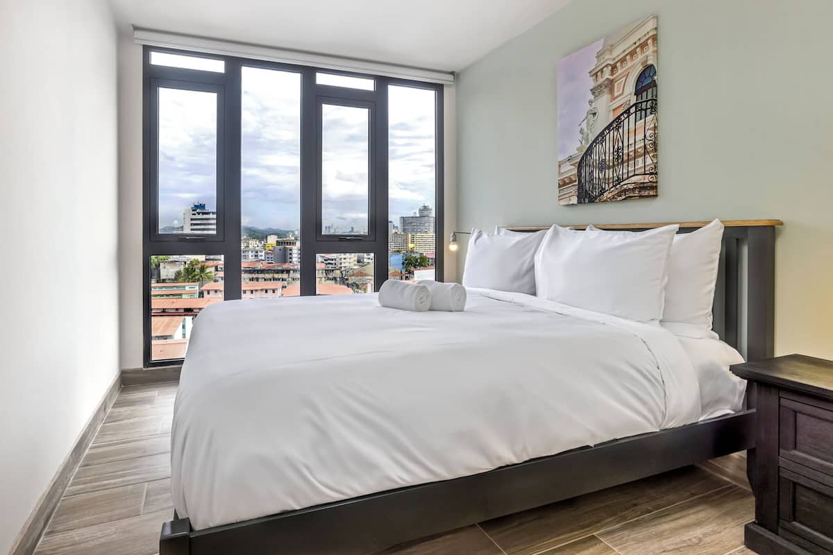 1 habitación, ropa de cama de alta calidad y escritorio