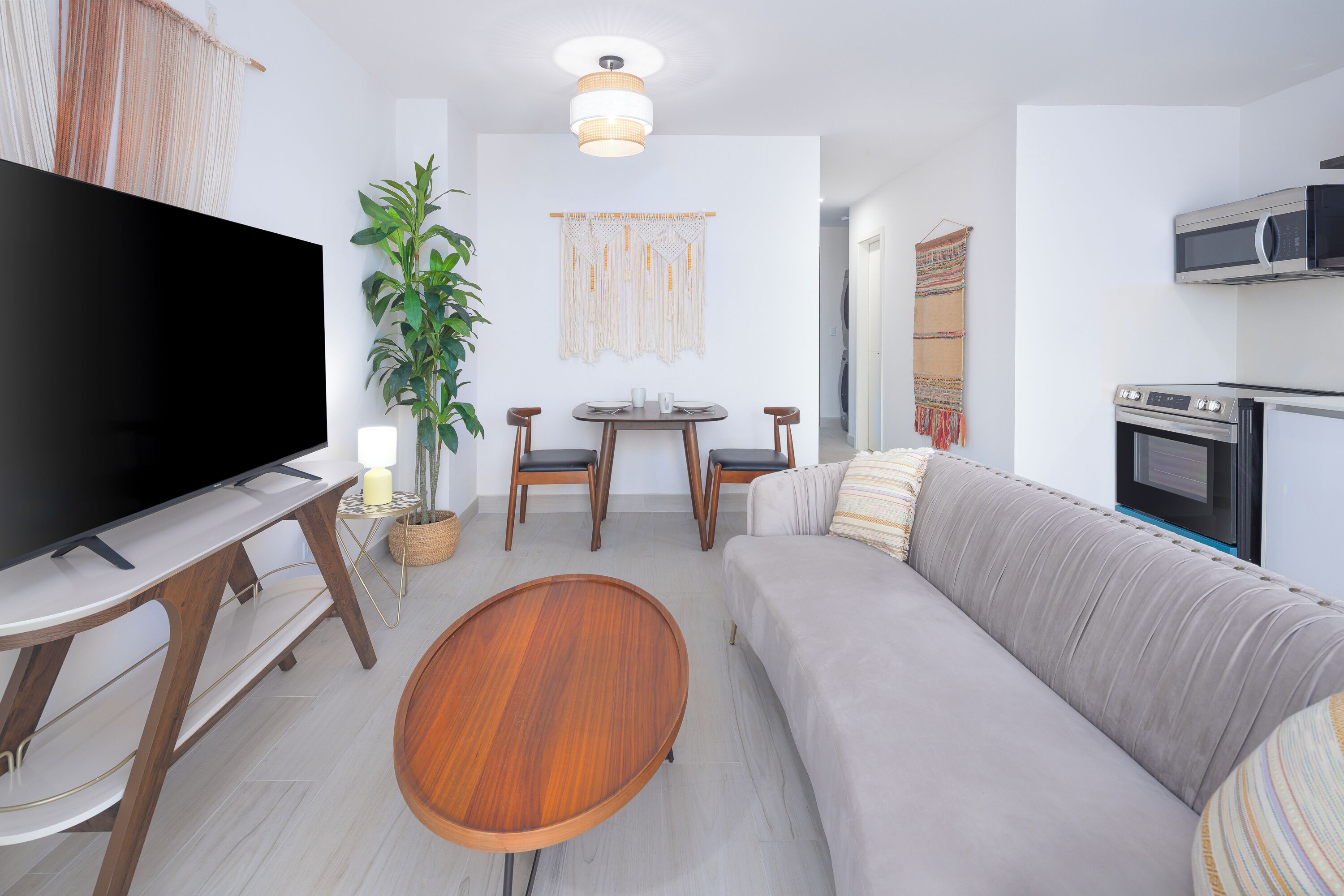 Literie de qualité supérieure, bureau, fer et planche à repasser