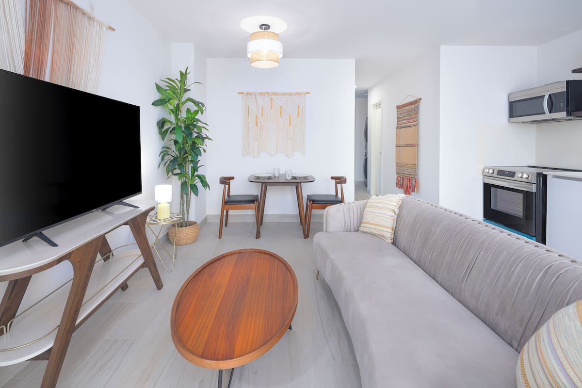 Ropa de cama de alta calidad y escritorio