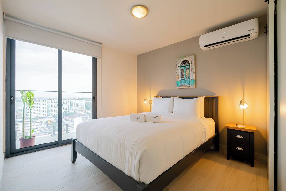 Premium Apartment (1004) | Premium bedding, desk, iron/ironing board, WiFi (free)
