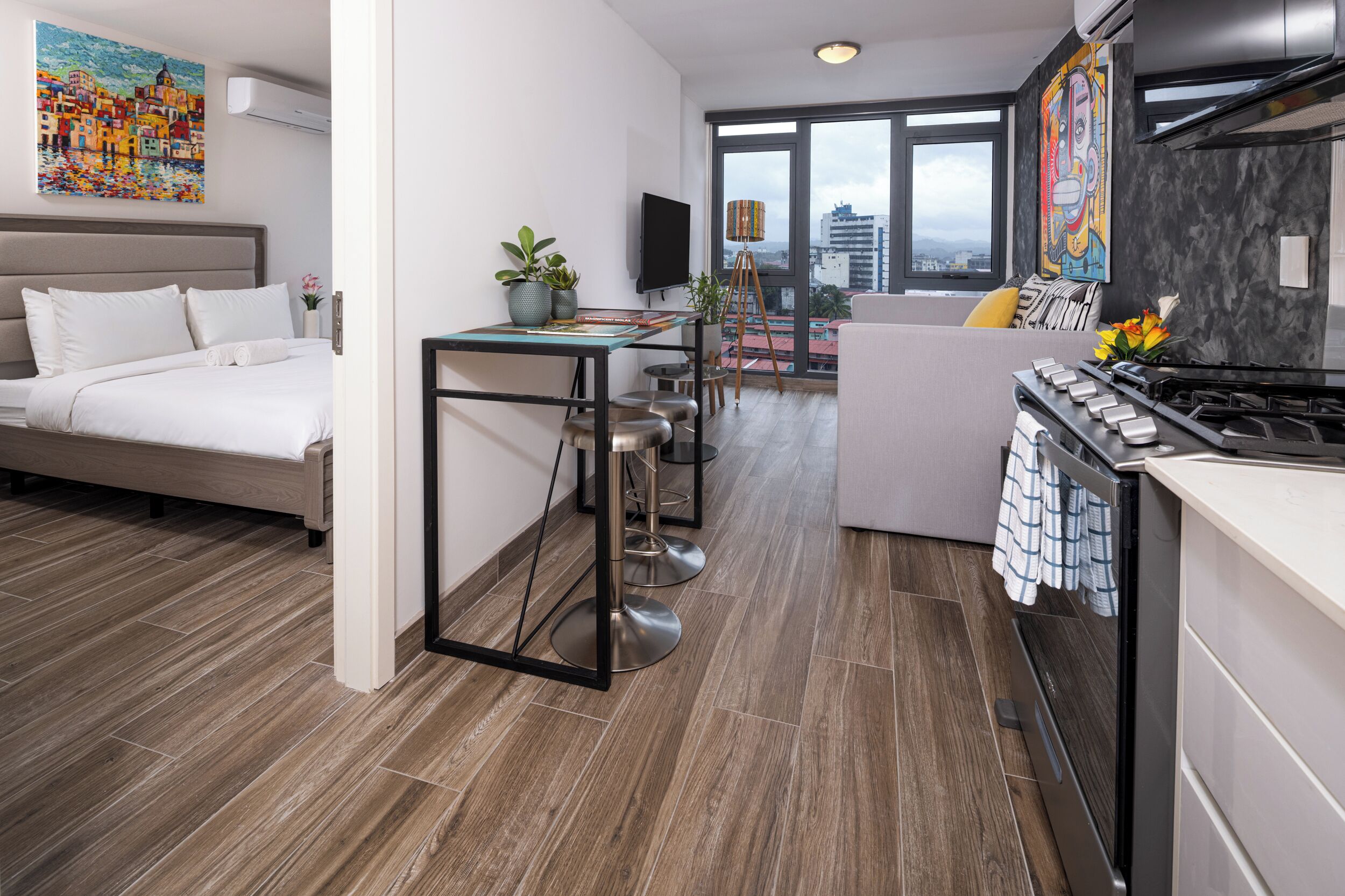 Deluxe-huoneisto | Ylelliset vuodevaatteet, työpöytä, silitysrauta/-lauta, ilmainen Wi-Fi