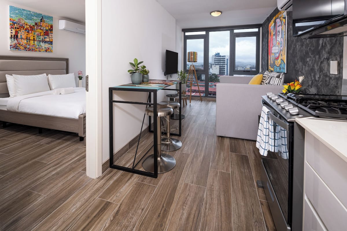 Deluxe-huoneisto | Ylelliset vuodevaatteet, työpöytä, silitysrauta/-lauta, ilmainen Wi-Fi