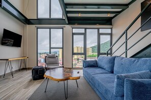 Duplex | Living area | Smart TV - Casco View Apartments (Panama City)