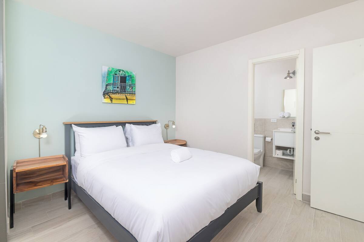Apartment (301) | Premium bedding, desk, iron/ironing board, WiFi (free)