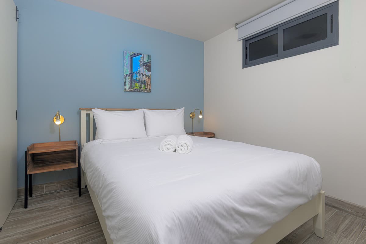1 habitación, ropa de cama de alta calidad y escritorio