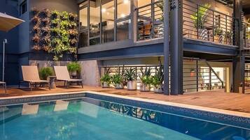 Kolam renang outdoor, dengan payung kolam renang dan kursi berjemur