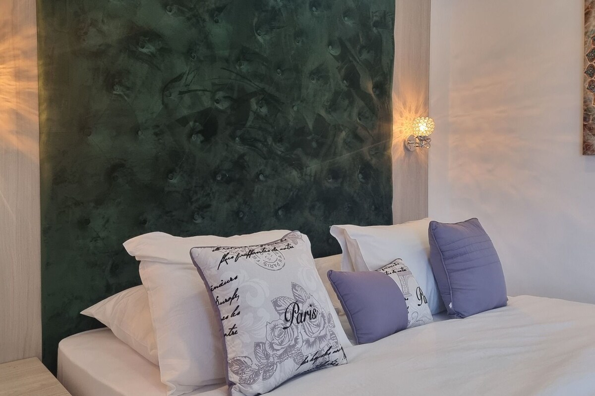 Hypo-allergenic bedding, minibar, free WiFi, bed sheets
