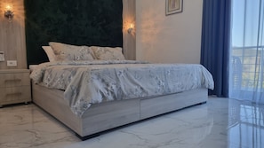 Estúdio conforto, 1 quarto, terraço, vista para o jardim | 1 quarto, roupas de cama antialérgicas, frigobar, Wi-Fi de cortesia