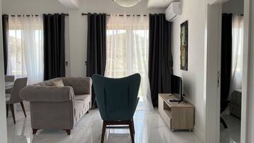 Familieleilighet, tekjøkken, hageutsikt | Oppholdsområde | En 60-centimeters LCD-TV med kabel-kanaler