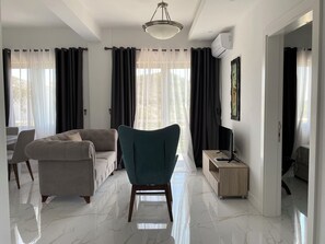 Appartement Familial, coin cuisine, vue jardin | Coin séjour | Télévision LCD de 60 cm avec chaînes par câble