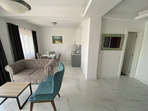 Apartamento familiar, cocina básica, vistas al jardín | Zona de estar | Televisión LCD de 60 cm con canales por cable