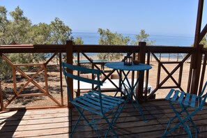 Outdoor dining - Tiny House Lyrides by the cretan sea (Neapoli)