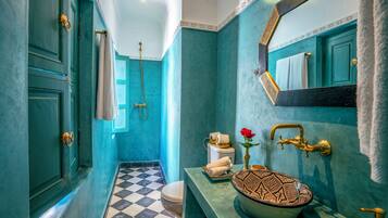 Deluxe Triple Room | Bathroom | Shower, rainfall showerhead, designer toiletries, hair dryer