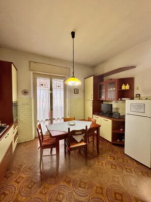 Dortoir Partagé, 1 chambre, accessible aux personnes à mobilité réduite, fumeurs | Salle à manger