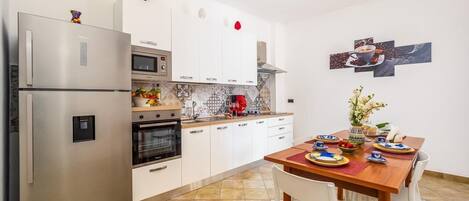 Kühlschrank, Mikrowelle, Ofen, Herdplatte