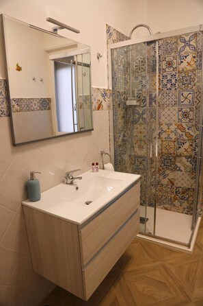 Een douche, een haardroger, een bidet, handdoeken