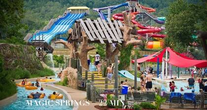 Charming 5 bed, 3.5 bath Lake Hamilton Carriage House. Sleeps 17, pet friendly.