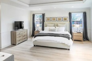 5 slaapkamers, een bureau, een strijkplank/strijkijzer, reisbedje