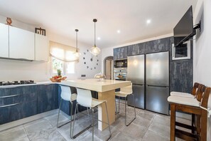 Køleskab, mikrobølgeovn, opvaskemaskine, brødrister