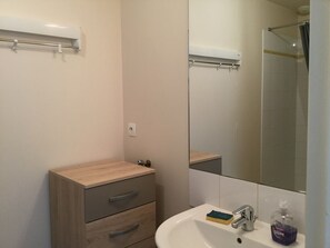 Bruser, hårtørrer, Toiletpapir
