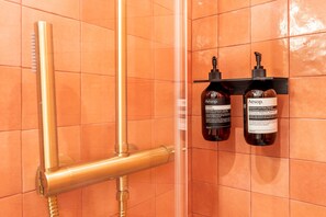 Dusj, hårføner, håndklær og såpe