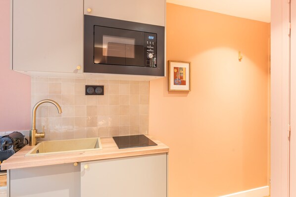 Kjøleskap, mikrobølgeovn, kokeplater og kaffetrakter/tekoker