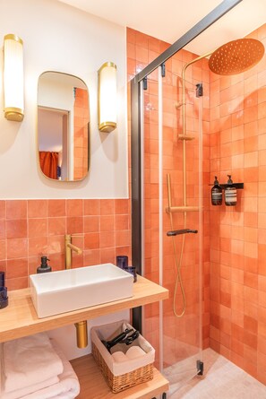 Shower, hair dryer, towels, soap - Maison Letellier - Charming Flat - Eiffel Tower (Paris)