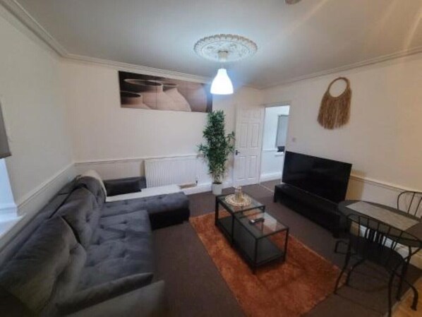 Living area - Nariken Apartments (Easton)