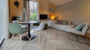 Een smart-tv en boeken