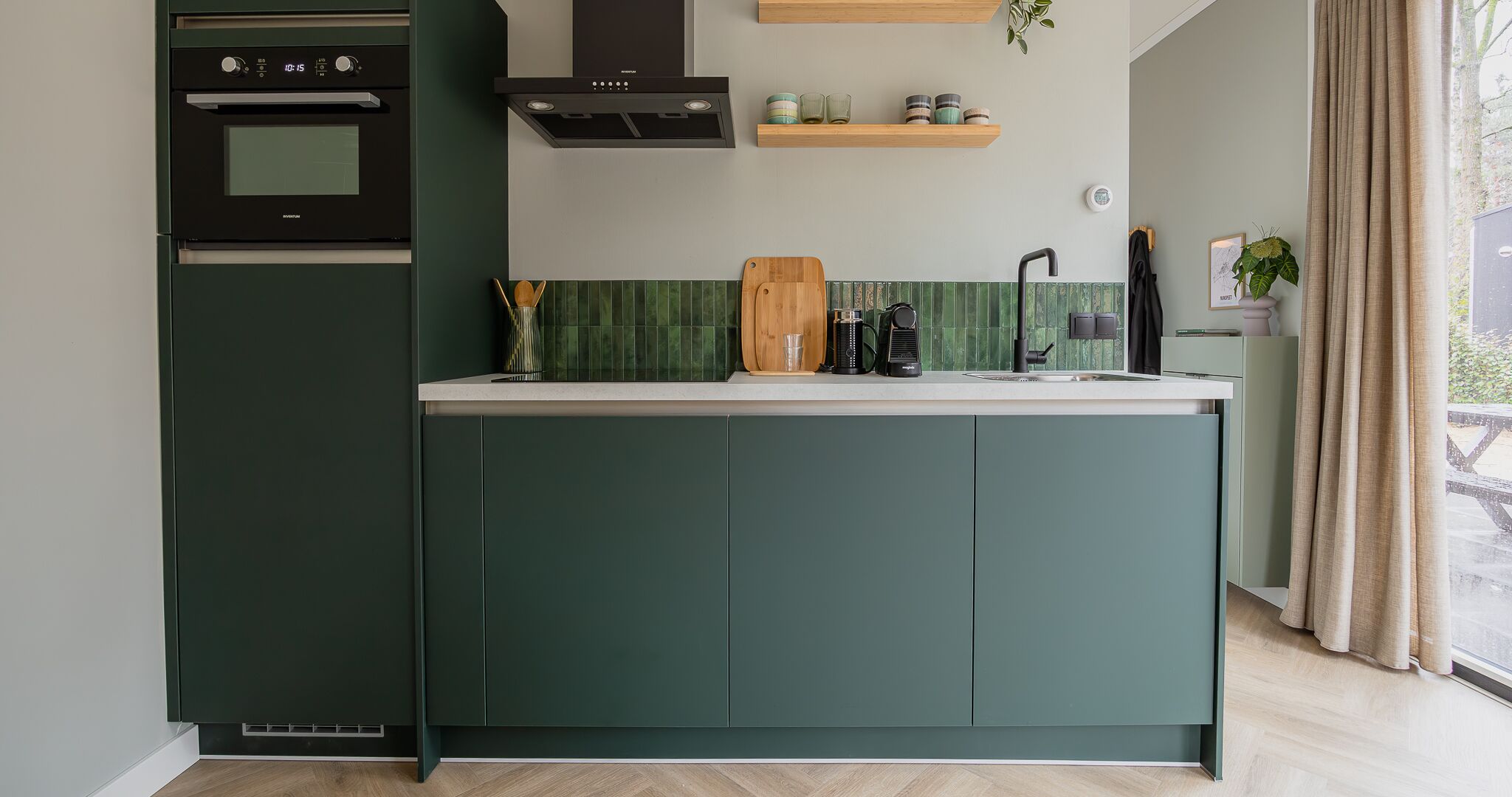 Een koelkast, een magnetron, een oven, een kookplaat